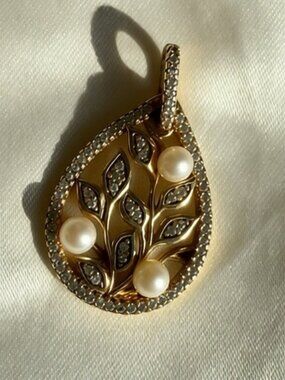 Vintage | Elegant Gold and Pearl Leaf Pendant
